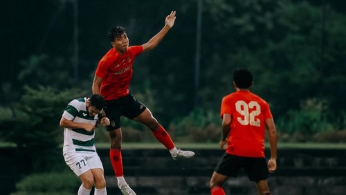 Latihan bersama Bali United (jersey merah) dengan Deltras FC di Bali United Training Center, Gianyar, Minggu (14/12/2025). /Dok. Bali United