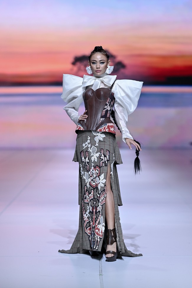 Balijava by Denny Wirawan, label yang telah dirintis sejak 2008 dan dikenal sebagai lini ready-to-wear deluxe dengan pendekatan wastra Indonesia berbasis alam. Konsistensi inilah yang menjadikan Denny Wirawan tetap relevan dan berpengaruh dalam lanskap mode Indonesia hingga kini. (Foto: Dok. JFW 2026)