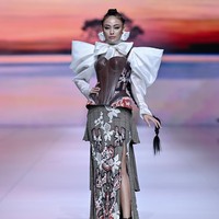 Balijava by Denny Wirawan, label yang telah dirintis sejak 2008 dan dikenal sebagai lini ready-to-wear deluxe dengan pendekatan wastra Indonesia berbasis alam. Konsistensi inilah yang menjadikan Denny Wirawan tetap relevan dan berpengaruh dalam lanskap mode Indonesia hingga kini. (Foto: Dok. JFW 2026)