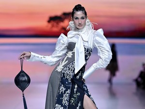 Foto: Denny Wirawan Angkat Spirit Sumba dalam Koleksi Bumi Sabana