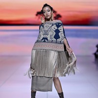Melalui harmoni antara budaya Sumba dan garis rancang modern, koleksi ‘Bumi Sabana’ menghadirkan pengalaman visual yang kuat dan berkesan. (Foto: Dok. JFW 2026)