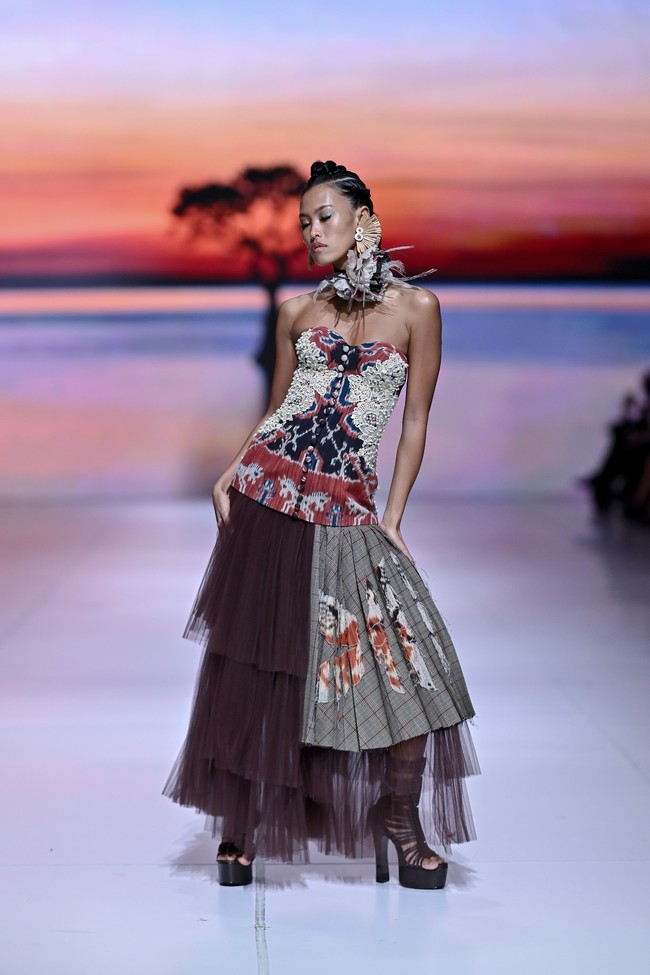 Pendekatan ini sejalan dengan misi Denny untuk mengurangi limbah industri mode sekaligus mendorong penggunaan wastra Indonesia berbahan alami. Keberlanjutan tidak hanya menjadi konsep, tetapi terintegrasi langsung dalam desain dan proses kreatifnya. (Foto: Dok. JFW 2026)