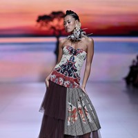 Pendekatan ini sejalan dengan misi Denny untuk mengurangi limbah industri mode sekaligus mendorong penggunaan wastra Indonesia berbahan alami. Keberlanjutan tidak hanya menjadi konsep, tetapi terintegrasi langsung dalam desain dan proses kreatifnya. (Foto: Dok. JFW 2026)