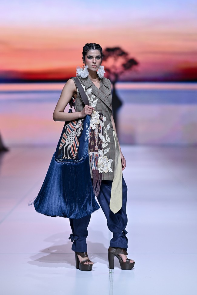 Tak hanya soal estetika,‘Bumi Sabana’ juga menegaskan kepedulian Denny Wirawan terhadap isu keberlanjutan. Dalam proses produksinya, ia menerapkan prinsip zero waste dengan berpegang pada konsep 3R (Reduce, Recycle, Reuse). Sisa potongan kain tidak terbuang percuma, melainkan diolah menjadi aplikasi busana hingga aksesori pelengkap seperti clutch dan tas. (Foto: Dok. JFW 2026)