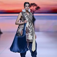 Tak hanya soal estetika,‘Bumi Sabana’ juga menegaskan kepedulian Denny Wirawan terhadap isu keberlanjutan. Dalam proses produksinya, ia menerapkan prinsip zero waste dengan berpegang pada konsep 3R (Reduce, Recycle, Reuse). Sisa potongan kain tidak terbuang percuma, melainkan diolah menjadi aplikasi busana hingga aksesori pelengkap seperti clutch dan tas. (Foto: Dok. JFW 2026)