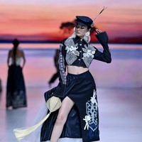 Permainan warna-warna alam serta motif tradisional diolah secara harmonis, menciptakan dialog antara warisan budaya dan estetika modern. (Foto: Dok. JFW 2026)