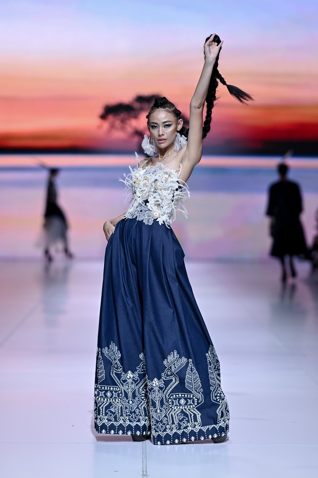 Kain tenun Sumba tampil dominan dalam koleksi ini, dihadirkan melalui siluet yang chic, elegan, dan relevan untuk gaya hidup masa kini. (Foto: Dok. JFW 2026)