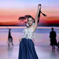 Kain tenun Sumba tampil dominan dalam koleksi ini, dihadirkan melalui siluet yang chic, elegan, dan relevan untuk gaya hidup masa kini. (Foto: Dok. JFW 2026)