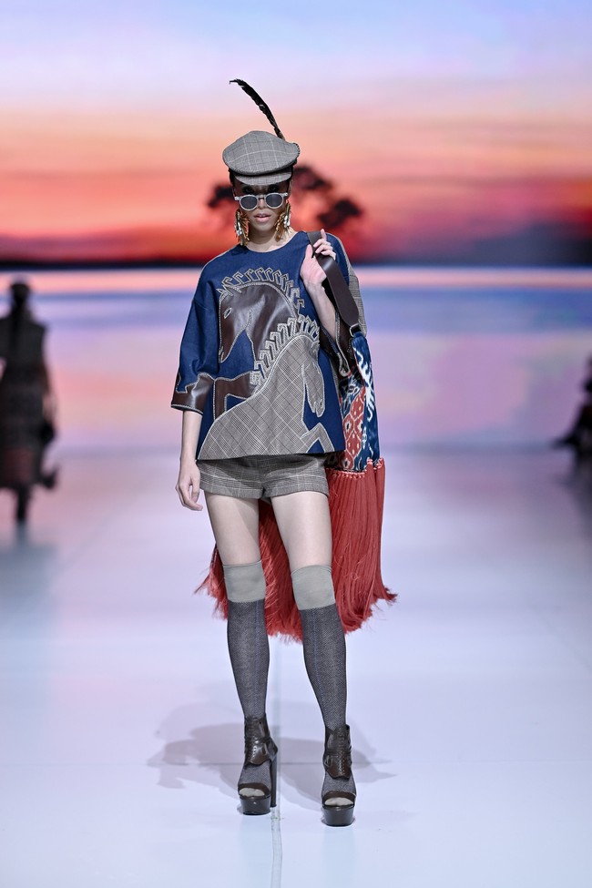 Denny menghadirkan kembali ruh budaya Sumba yang telah hidup ratusan tahun dalam kain tenun tradisional, lalu mengolahnya dengan pendekatan kontemporer khas Balijava. (Foto: Dok. JFW 2026)