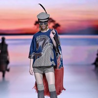 Denny menghadirkan kembali ruh budaya Sumba yang telah hidup ratusan tahun dalam kain tenun tradisional, lalu mengolahnya dengan pendekatan kontemporer khas Balijava. (Foto: Dok. JFW 2026)