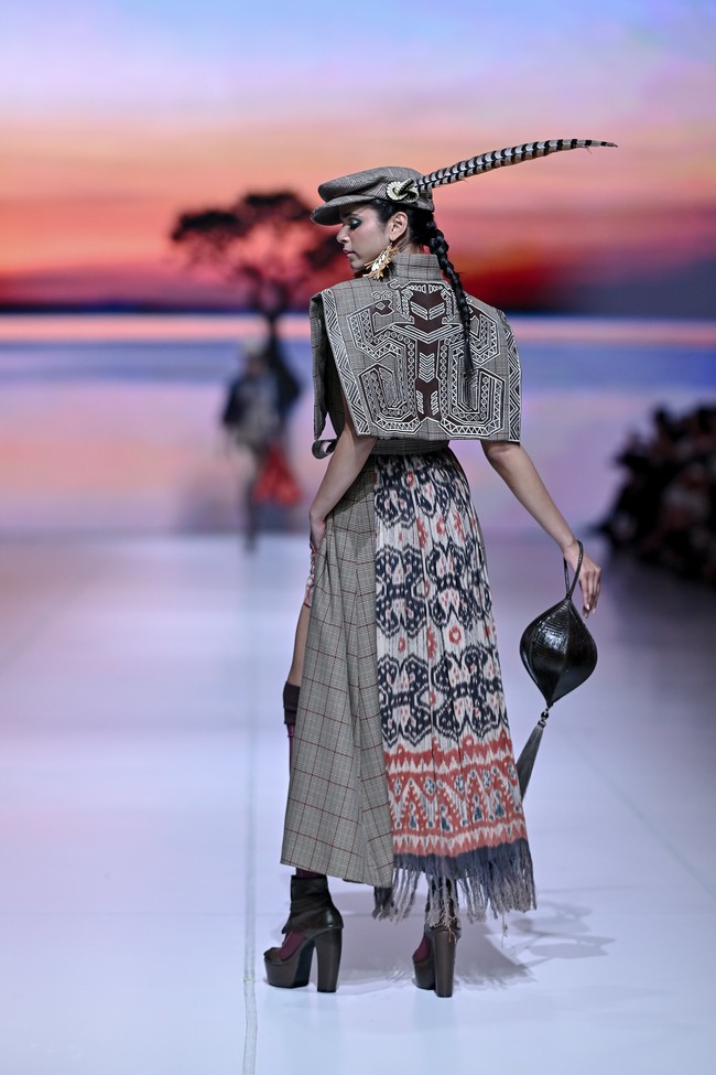 Terinspirasi dari denyut kehidupan dan keindahan alam Sumba, koleksi ini menerjemahkan lanskap sabana yang luas, hembusan angin di antara ilalang, hingga kilau matahari senja ke dalam rancangan busana yang modern dan wearable. (Foto: Dok. JFW 2026)