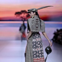 Terinspirasi dari denyut kehidupan dan keindahan alam Sumba, koleksi ini menerjemahkan lanskap sabana yang luas, hembusan angin di antara ilalang, hingga kilau matahari senja ke dalam rancangan busana yang modern dan wearable. (Foto: Dok. JFW 2026)