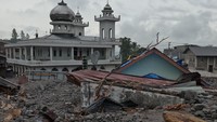 Material longsor menimbun rumah warga dan sebuah masjid di Desa Lampahan Timur, Kecamatan Timang Gajah, Bener Meriah, Aceh, memperparah dampak bencana hidrometeorologi. ANTARA FOTO/Syifa Yulinnas