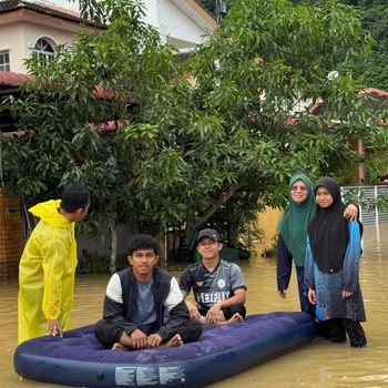 banjir malaysia Pria yang tinggal di Kangar, Malaysia ini membagikan potret saat banjir tahun 2010 dan 2025.