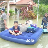 15 Tahun Berlalu, Foto Banjir Keluarga Ini Viral karena Kasur yang Sama