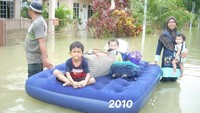 15 Tahun Berlalu, Foto Banjir Keluarga Ini Viral karena Kasur yang Sama