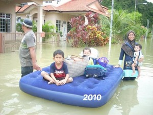 15 Tahun Berlalu, Foto Banjir Keluarga Ini Viral karena Kasur yang Sama