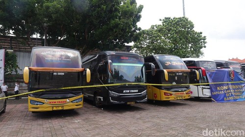 Barang bukti bus dari hasil impor pakaian bekas ilegal.