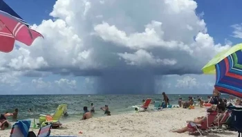 Awan di dekat pantai. Foto: Pacocha-4355 via Bored Panda