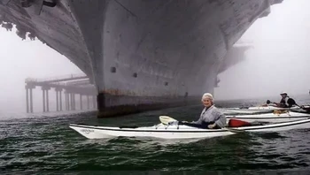 Supercarrier disandingkan dengan kapal kecil. Foto: Flimsy-Sorbet-2497 via Bored Panda