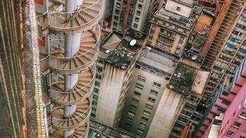 Jalur evakuasi dari kebakaran yang berbentuk tangga spiral. Foto: paleprincess_333 via Bored Panda