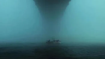 Perahu di bawah jembatan yang sangat besar. Foto: Amona-saleh1 via Bored Panda