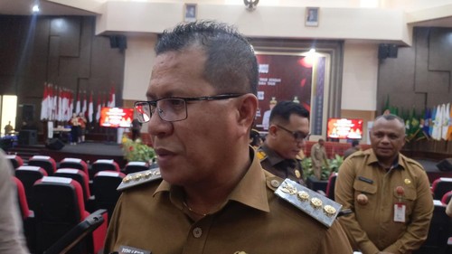 Bupati Kupang, Yosef Lede, saat diwawancarai detikBali di Aula Bandara El Tari Kupang, Senin (15/12/2025). (Simon Selly/detikBali)