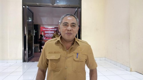 Bupati Manggarai Barat, Edistasius Endi, saat diwawancarai di Aula Bandara El Tari Kupang, Senin (15/12/2025). (Simon Selly/detikBali)