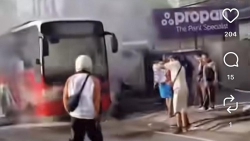 Bus Trans Metro bermasalah hingga berasap di Jalan Raya Kuta, Badung, Senin (15/12/2025). (Tangkapan layar video)