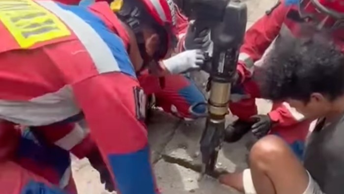 Damkar Evakuasi Pria yang Kakinya Terjepit Lubang Beton Selokan