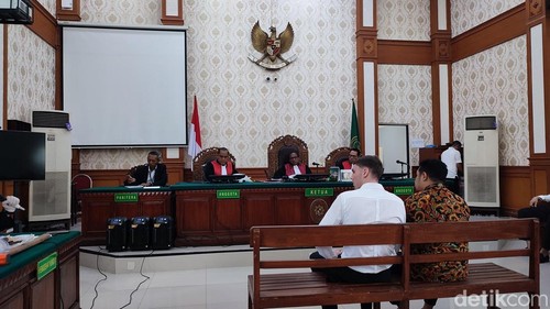 Darcy Francesco Jenson didampingi penerjemah saat memberikan kesaksiannya terkait sidang lanjutan di PN Denpasar, Senin (15/12/2025).