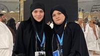Ibunda, Esther Novita, mengatakan kondisi putri sulungnya baik-baik saja. Davina mah santai saja, sudah sering dia difitnah, dizalimi. Biar saja, Allah gak buta. Biar serahin sama Allah saja, kata ibunda kepada detikcom melalui pesan singkat. Foto: Instagram @davinaakaramoy