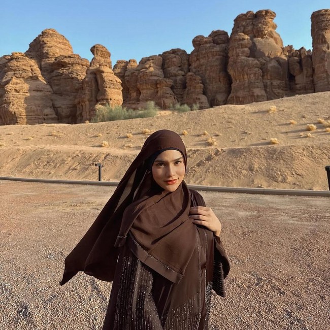 Cantiknya Davina Karamoy Foto-foto di Al Ula
