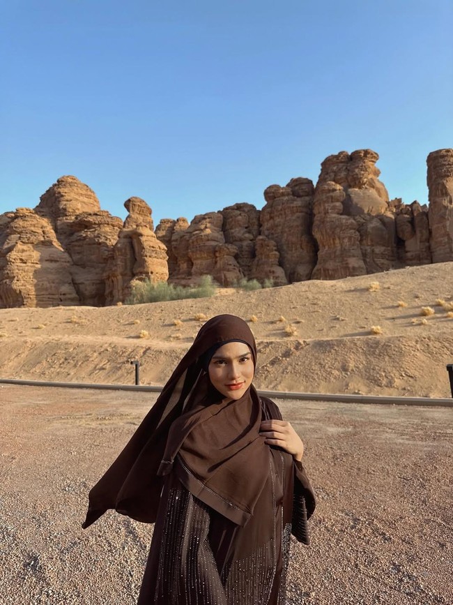 Cantiknya Davina Karamoy Foto-foto di Al Ula