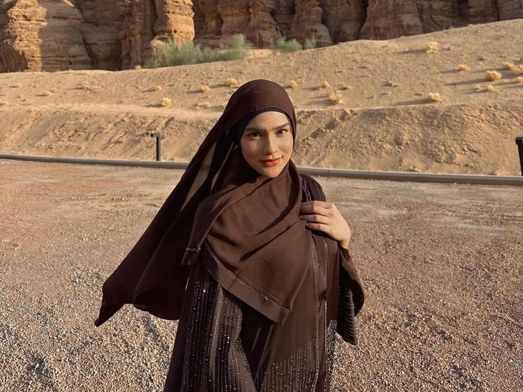 Cantiknya Davina Karamoy Foto-foto di Al Ula