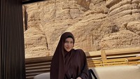 Beberapa waktu lalu Davina berkunjung ke Arab Saudi. Salah satu destinasi yang ia singgahi adalah Kota Larangan, Al Ula (Instagram/ Davina Karamoy)