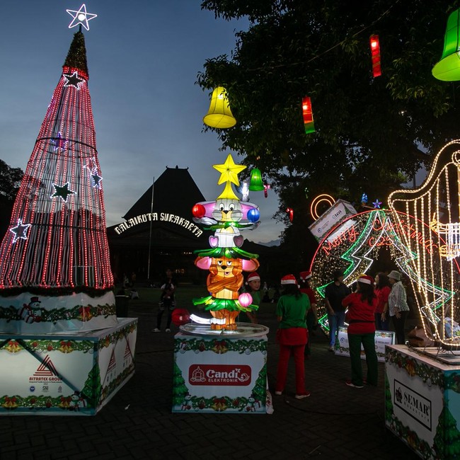 Lampion Natal Percantik Balai Kota Solo, Warga dan Wisatawan Ramai Berkunjung