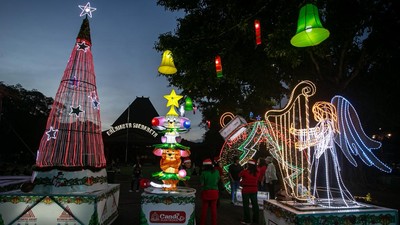 Lampion Natal Percantik Balai Kota Solo, Warga dan Wisatawan Ramai Berkunjung