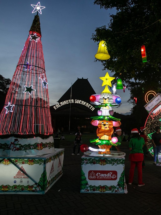 Lampion Natal Percantik Balai Kota Solo, Warga dan Wisatawan Ramai Berkunjung