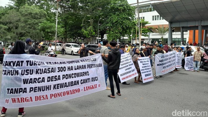 Warga Desa Poncowarno Aksi di Depan USU, Tuntut Ganti Rugi Lahan 300 Hektare