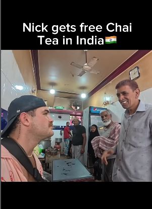 Diberi Teh Gratis, Vlogger Amerika Terpukau dengan Keramahan Orang India Diberi Teh Gratis, Vlogger Amerika Terpukau dengan Keramahan Orang India