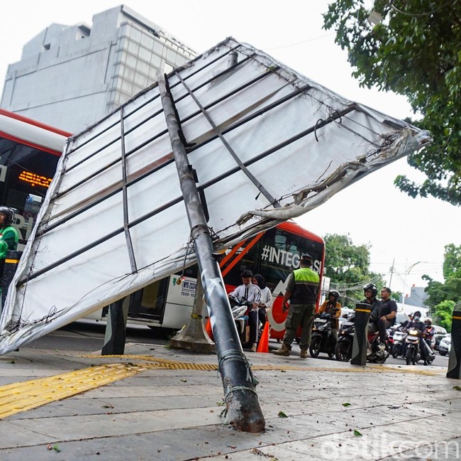 Diterpa Angin Kencang, Tiang Baliho Roboh di Simpang Lampu Merah Soepomo