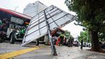Diterpa Angin Kencang, Tiang Baliho Roboh di Simpang Lampu Merah Soepomo