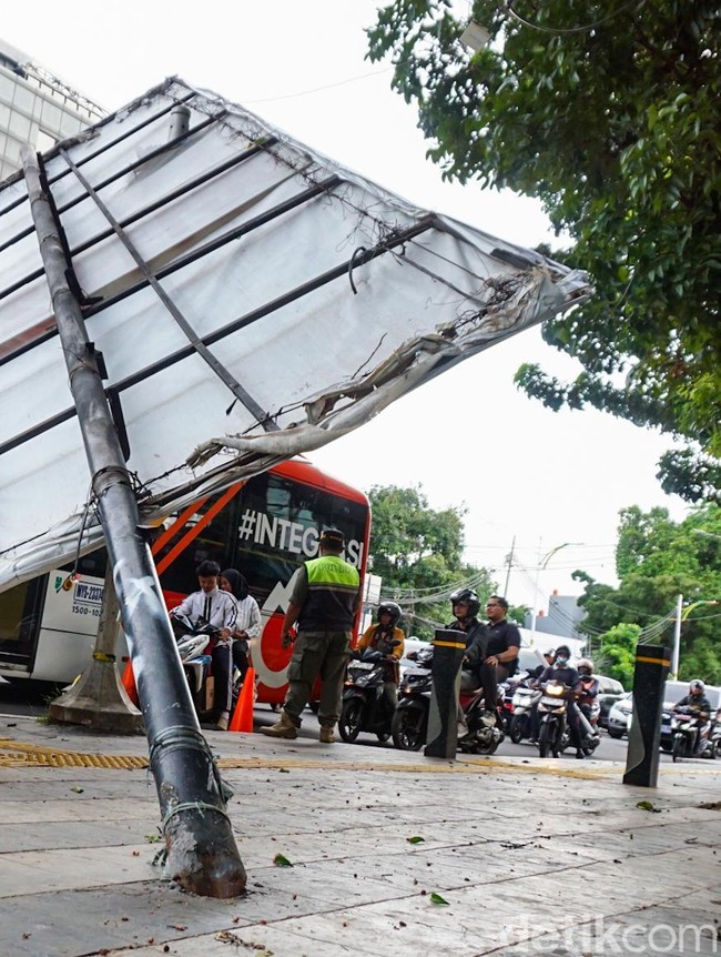 Diterpa Angin Kencang, Tiang Baliho Roboh di Simpang Lampu Merah Soepomo
