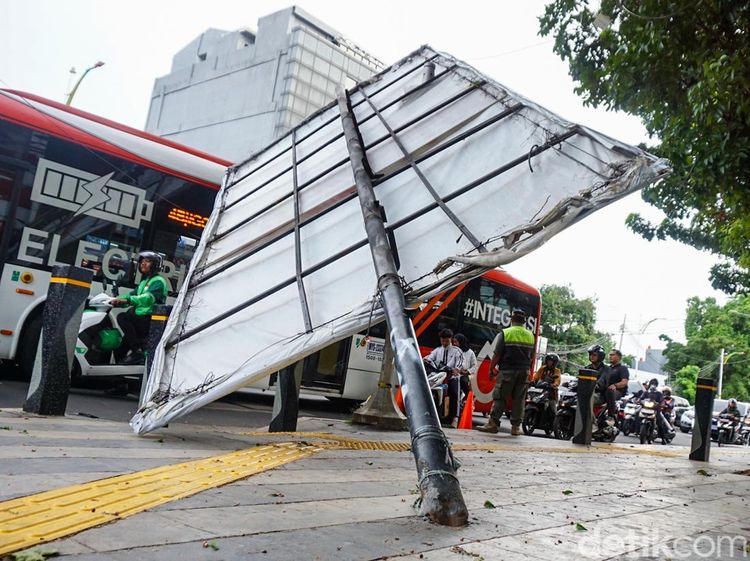 Diterpa Angin Kencang, Tiang Baliho Roboh di Simpang Lampu Merah Soepomo