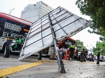 Diterpa Angin Kencang, Tiang Baliho Roboh di Simpang Lampu Merah Soepomo