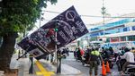 Diterpa Angin Kencang, Tiang Baliho Roboh di Simpang Lampu Merah Soepomo