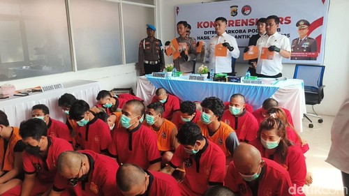 Ditresnarkoba Polda NTB konferensi pers hasil Operasi Antik Rinjani 2025 yang dilakukan bersama polres jajaran, Senin (15/12/2025).