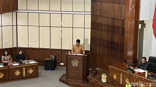 Snggota fraksi Golkar DPRD Bali, I Nyoman Wirya saat menyampaikan pandangan umum pada rapat paripurna DPRD Bali, Senin (15/12/2025).