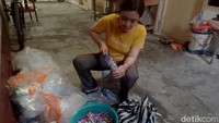 Anita (39), pengelola unit bank sampah, berinisiatif memperbaiki kualitas ecobrick. Ia membuat produk lebih rapi dan menarik, lalu membuka marketplace sendiri. Hasilnya, pesanan meningkat pesat hingga stok kerap habis.